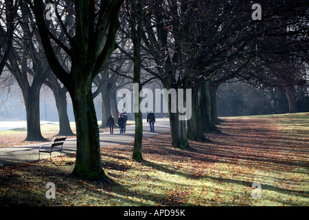 Eine Gruppe von Menschen, für einen Sonntagsspaziergang in Clifton, Bristol. Stockfoto