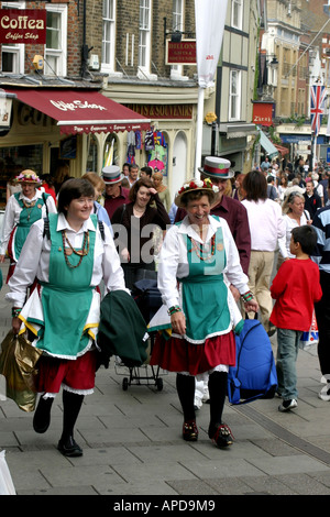 Morris Tänzer Fuß durch die Straßen von Windsor. Stockfoto