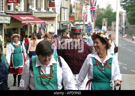 Morris Männer und Frauen Fuß durch die Straßen von Windsor. Stockfoto