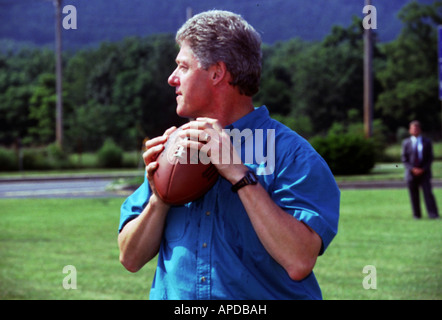 Präsidentschaftskandidat Bill Clinton durchläuft einen Fußball während einer Bushaltestelle in Pennsylvania im August 1996. Stockfoto