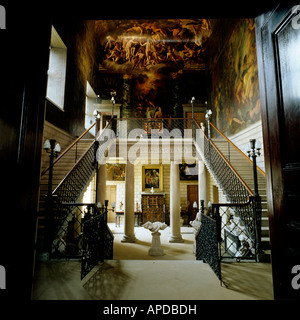 Entree mit Treppe und Kolonnaden Hall im englischen Herrenhaus Stockfoto