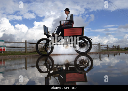 Ingenieur Martin Nutter treibt seine perfekte Nachbildung einer 1902 Stanley Lokomobile Spindleseat Flitzer Dampfwagen durch Normannen Bay Stockfoto