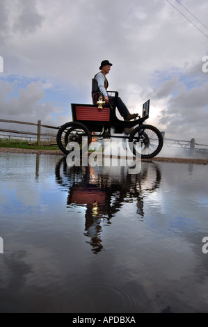 Ingenieur Martin Nutter treibt seine perfekte Nachbildung einer 1902 Stanley Lokomobile Spindleseat Flitzer Dampfwagen durch Normannen Bay Stockfoto