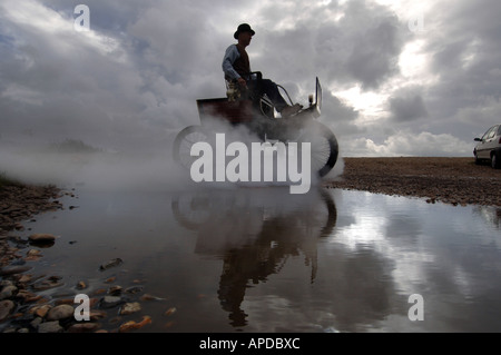 Ingenieur Martin Nutter treibt seine perfekte Nachbildung einer 1902 Stanley Lokomobile Spindleseat Flitzer Dampfwagen durch Normannen Bay Stockfoto