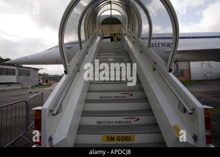 Treppe bis zum teilweise restaurierten Concorde im Musée Brookland Stockfoto