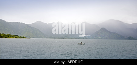 GUATEMALA LAKE ATITLAN Tzutujil Fischer in traditionellen Boot Cayuco Avocado Holz Stockfoto