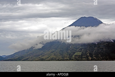 GUATEMALA LAKE ATITLAN View of Lake Atitlan, Guatemala und San Toliman Vulkan Stockfoto