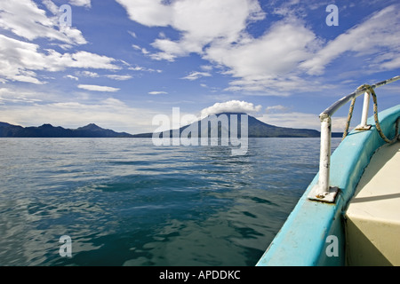 GUATEMALA LAKE ATITLAN Cerro de Oro eines eingestürzten Vulkans und Toliman Vulkan auf Lake Atitlan, Guatemala Stockfoto