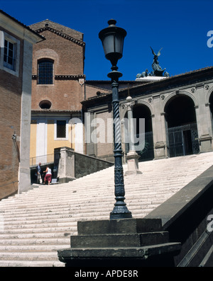 Verzierte Laternenpfahl vor einer Treppe, die nach Santa Maria in Aracoeli auf dem Kapitol in Rom, Italien Stockfoto