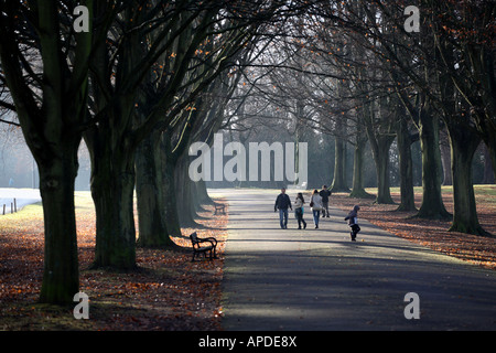 Eine Gruppe von Menschen, für einen Sonntagsspaziergang in Clifton, Bristol. Stockfoto