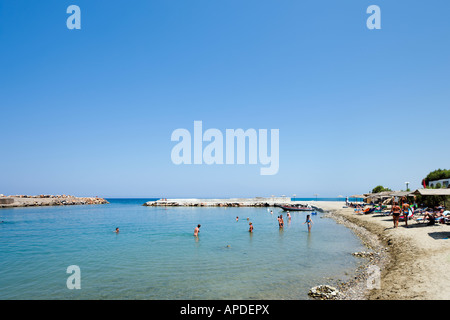 Strand und Hafen, Nordküste, Kato Gouves, Kreta, Griechenland Stockfoto