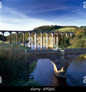 Viadukt und Brücke über den Fluss Tweed in der Nähe von Cold Stream Stockfoto