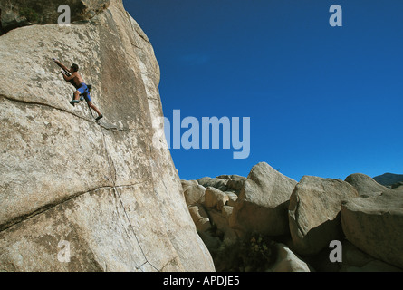 Bergsteiger Boris Lorencic Klettern an einer der mehr als 4000 Routen im Joshua Tree National Park. Stockfoto
