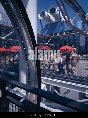 Centre Pompidou, Paris, 1977. Dachterrasse aus Rolltreppe Tube. Architekt: Renzo Piano und Richard Rogers Stockfoto