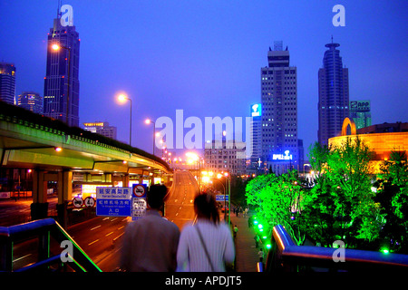 Paar zu Fuß durch die Stadt bei Nacht, Schnellstraße, Shanghai, China Stockfoto