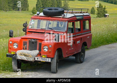 Land Rover Serie 2a 109 Station Wagon LWB als österreichische Feuerwehrauto Konvertierung von Rosenbauer Stockfoto