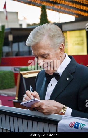 Lloyd-Robertson-kanadischen TV-Moderatorin Unterzeichnung Autogramme Chief Anker und leitender Redakteur der CTV es nationale Abend Nachrichtensendung Stockfoto