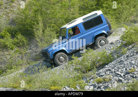 Land Rover Defender 90 TD5 Station Wagon blau metallic mit weissem Dach Stockfoto