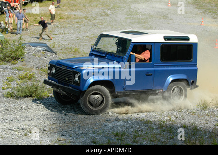 Land Rover Defender 90 TD5 Station Wagon blau metallic mit weissem Dach Stockfoto