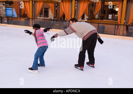 Ein Mädchen jagen ihr Vater während des Skatens in Northstar-Ski-Resort in der Nähe von Truckee, Kalifornien Stockfoto