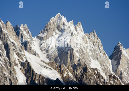 Alpenglühen in den Bergen bei Sonnenaufgang auf den Biafo Gletscher im Karakoram Himalaya von Pakistan Stockfoto