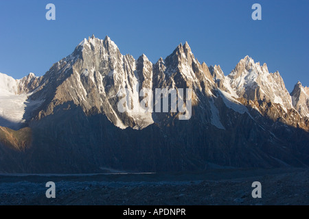 Alpenglühen in den Bergen bei Sonnenaufgang auf den Biafo Gletscher im Karakoram Himalaya von Pakistan Stockfoto