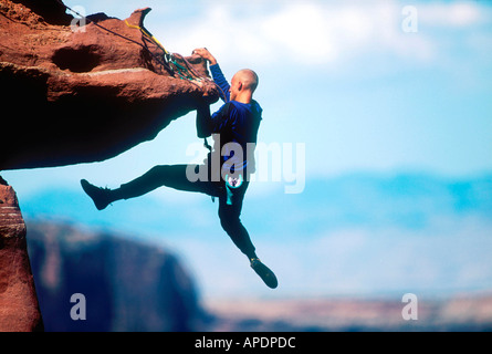 Bergsteiger hängen vom Felsvorsprung in Utah, USA Stockfoto