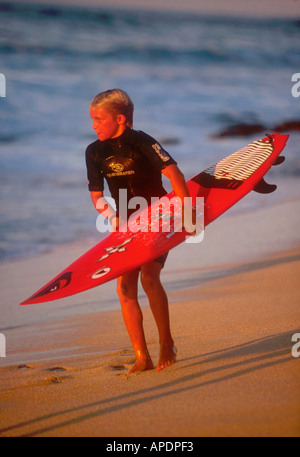 Junge Surfer, junge Vorbereitung für Meer, Hawaii, USA Stockfoto