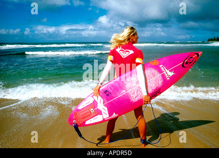 Frau Surfer am Sunset Beach, Hawaii, USA Stockfoto