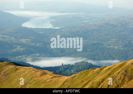Blick über Rydal im Morgengrauen Coniston zum See von Fairfield in den Lake District National Park Stockfoto