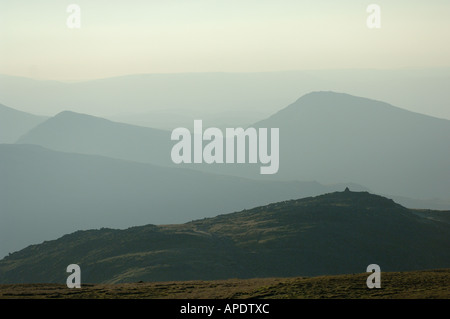 Auf der Suche nach Süd-Ost von Fairfield über den cairned Gipfel des Felsen Hart gegenüber krank Bell und den östlichen Fjälls Stockfoto