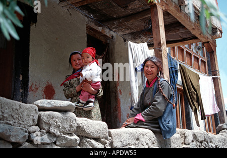 Mutter mit Kind und freundlichen Großmutter in das Dorf am Hemis in der Nähe der Gompa Kloster Ladakh Nordindien Stockfoto