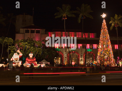 Weihnachten Spielzeug zweistellig nachts beleuchtet & hell erleuchtet Spitzen hoch Stern gekrönt Xmas Baum Honolulu Insel Oahu Hawaii Stockfoto