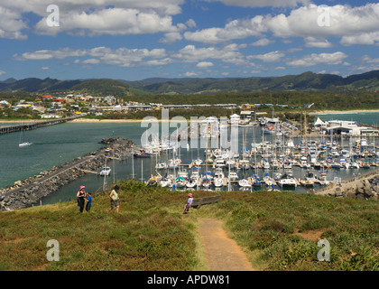 Die International Marina im Sommer gesehen vom Naturpark Muttonbird Insel in Coffs Harbour, New South Wales Australien Stockfoto