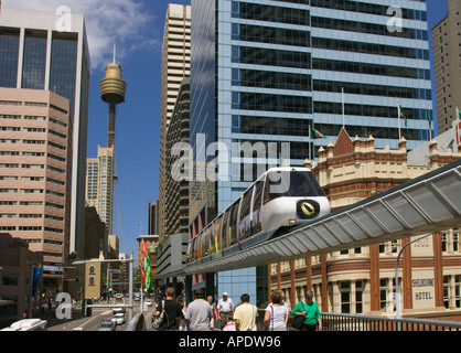 Die Einschienenbahn in der Market Street mit Hochhäusern und Centrepoint Tower gegen einen blauen Sommerhimmel in Sydney Australia Stockfoto