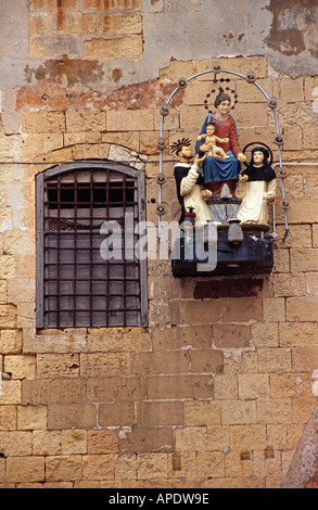 Religiöse Skulptur an der Wand in der Straße Vittoriosa Malta Stockfoto