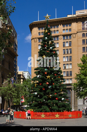 Große hohe jährliche Spitzen künstlicher Weihnachtsbaum in Martin Place mit blauen Sommerhimmel darüber hinaus in zentralen Sydney NSW, Australien Stockfoto