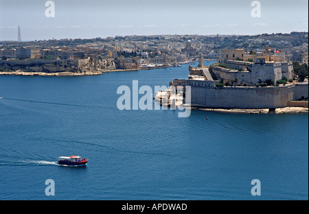 Festung St. Angelo in den Grand Harbour in Vittoriosa von Valletta Malta Europa Fähre überqueren den Hafen gesehen Stockfoto