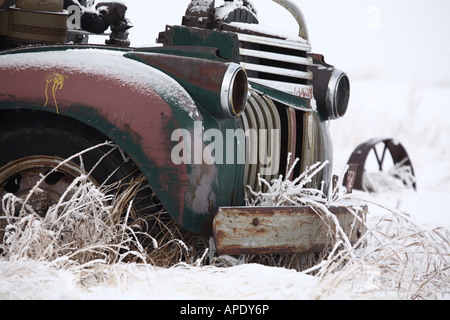 Garss und Schnee bedeckt verlassenen Bauernhof LKW Stockfoto