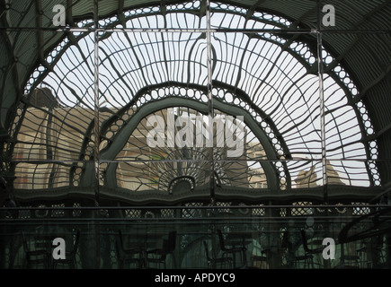 Reflexionen in der Floral Hall des Royal Opera House Covent Garden Stockfoto