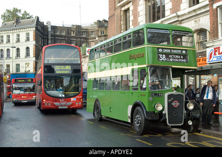 Ensignbus TD 895 an Victoria Bus Station Stockfoto