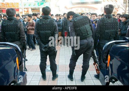 Chinesische SWAT-Teams und ihre Waffen während einer öffentlichen demonstration Stockfoto