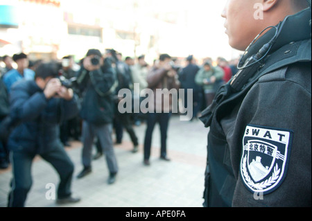 Chinesische SWAT-Teams und ihre Waffen während einer öffentlichen demonstration Stockfoto