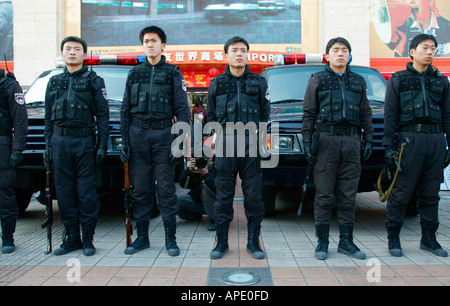 Chinesische SWAT-Teams und ihre Waffen während einer öffentlichen demonstration Stockfoto