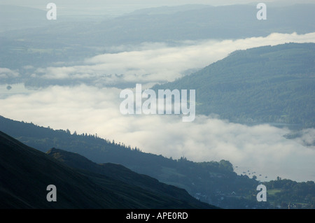 Morgennebel über Windermere Lake und Ambleside vom Rydal Kopf Fairfield im Lake District National Park Stockfoto