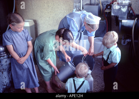 Amische Mutter und Kinder in Milch Stube Lancaster Pennsylvania Stockfoto