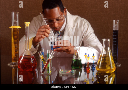 Chemiker untersucht Flüssigkeiten im Becher Stockfoto