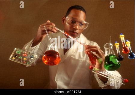 Chemiker Pipetten Chemikalien im Labor Stockfoto