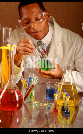 Chemiker rührt Lösung in Flasche Stockfoto