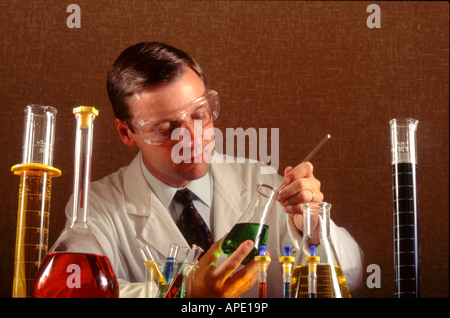 Chemiker rührt Lösung in Flasche Stockfoto